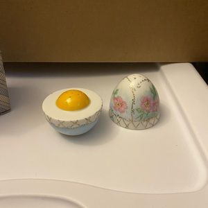 Avon salt and pepper shaker set